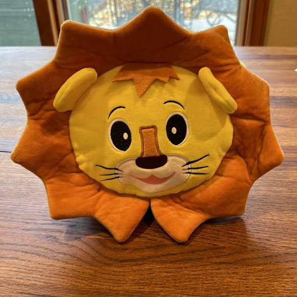Lion buckle toy. EUC. Super soft, also had small zipper pouch on top. - Picture 3 of 8